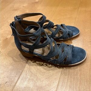 Comfortiva Betha  gray suede strappy sandals 8